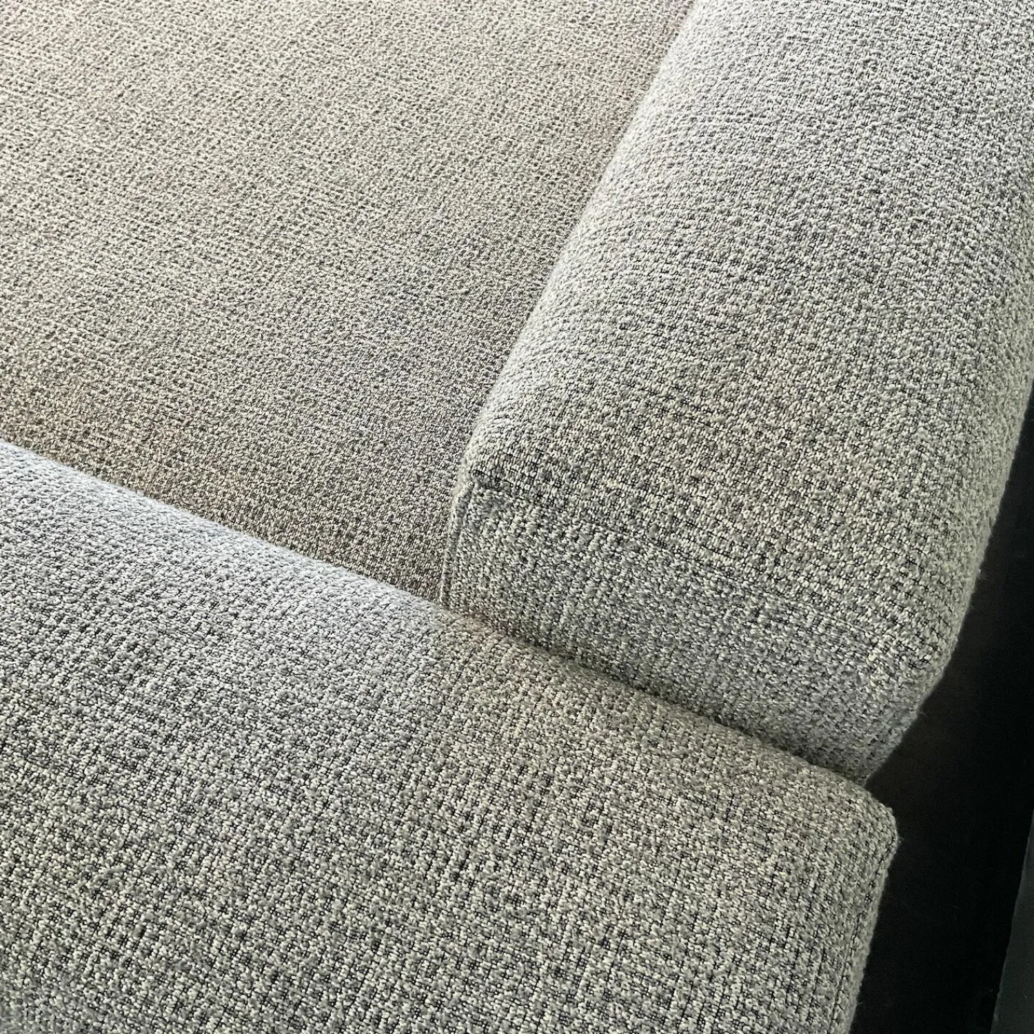 Casamobile Living Ecksofas|Ecksofa Padua aus Stoff Storm 2 Light Grey Grau Füße Schwarz Inklusive Beistelltisch