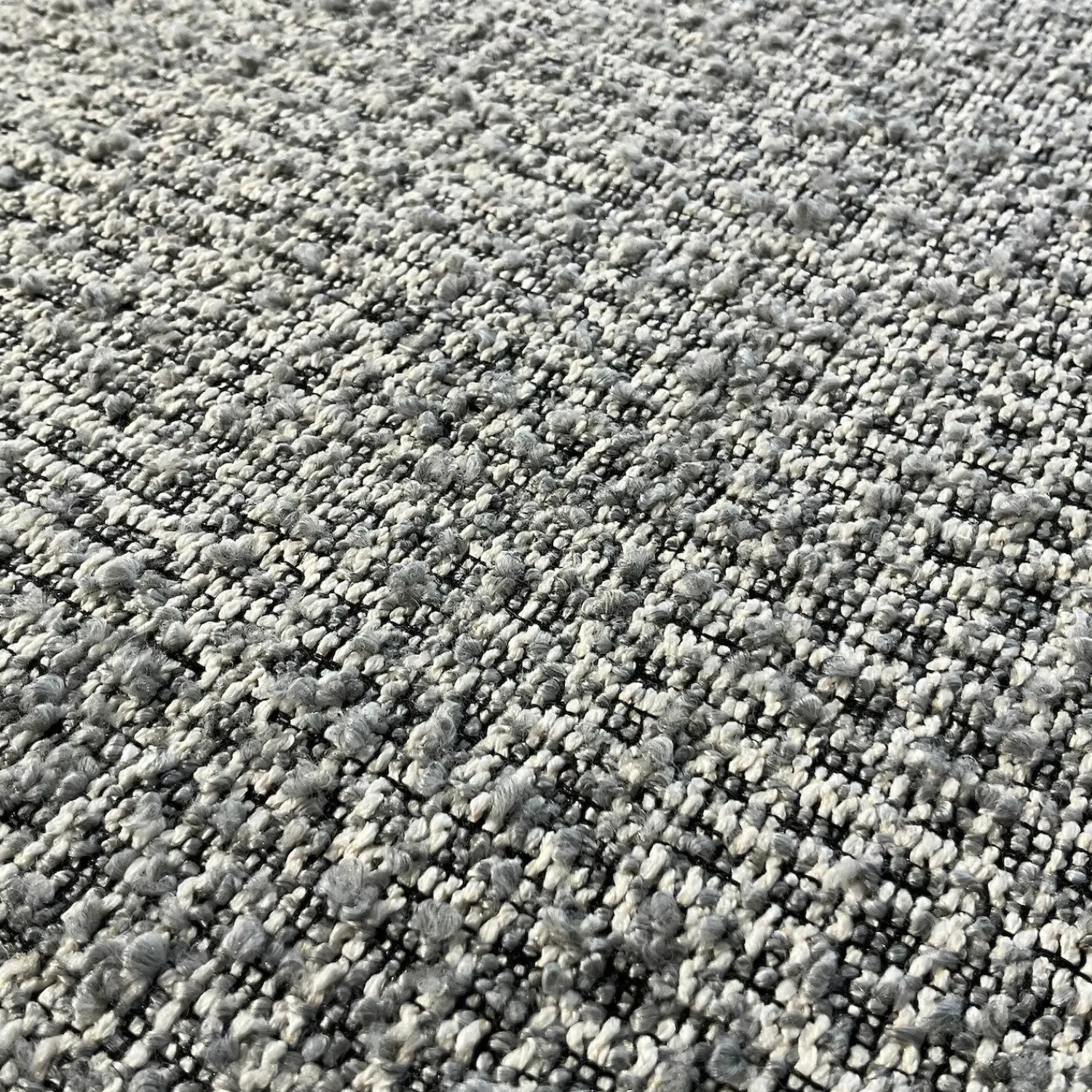 Casamobile Living Ecksofas|Ecksofa Padua aus Stoff Storm 2 Light Grey Grau Füße Schwarz Inklusive Beistelltisch