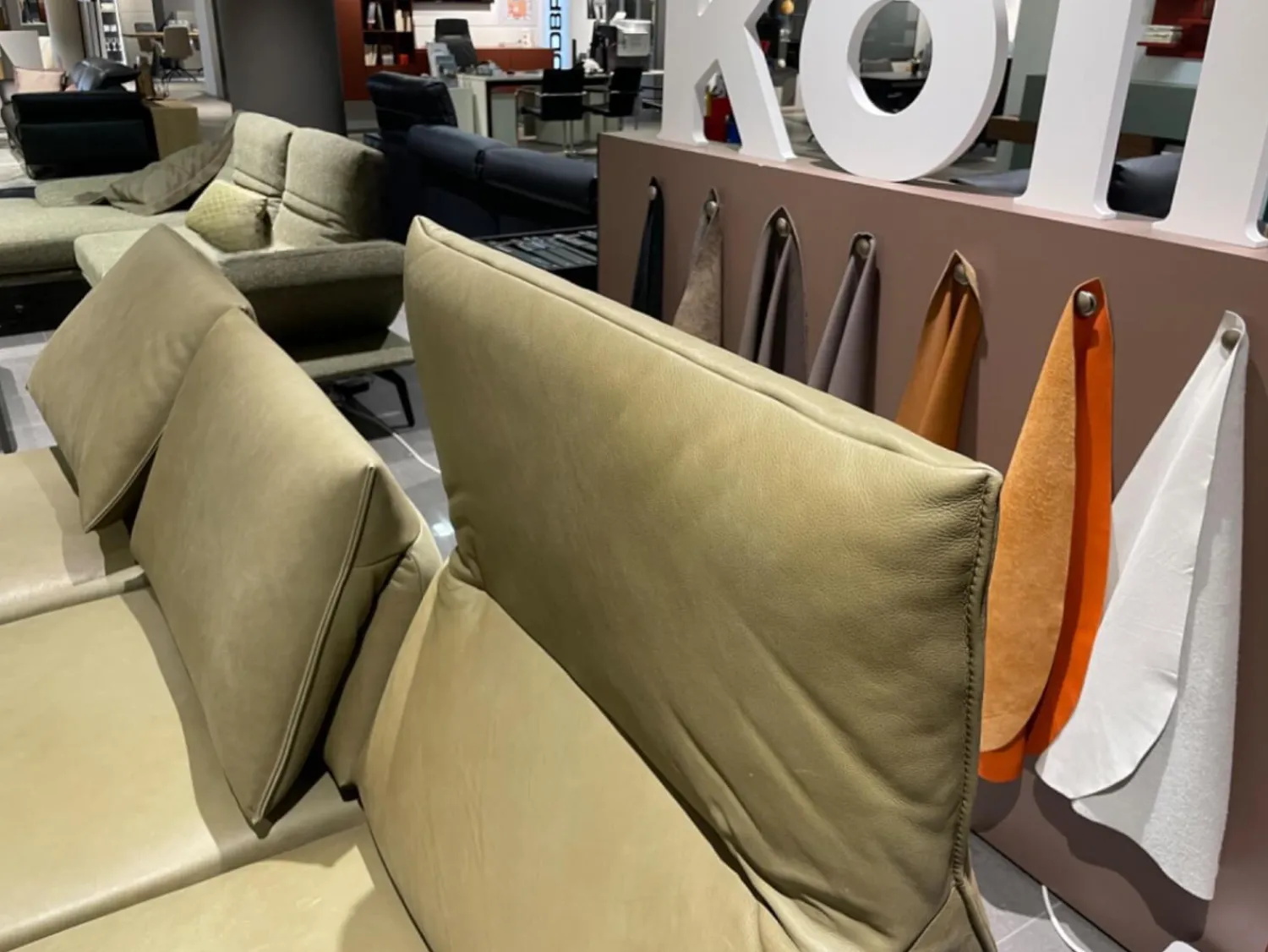 Koinor Ecksofas|Ecksofa Phoenix Leder B Toro Cactus Grün Plateau Wildeiche Furniert Gestell Aluminium Schwertkufe