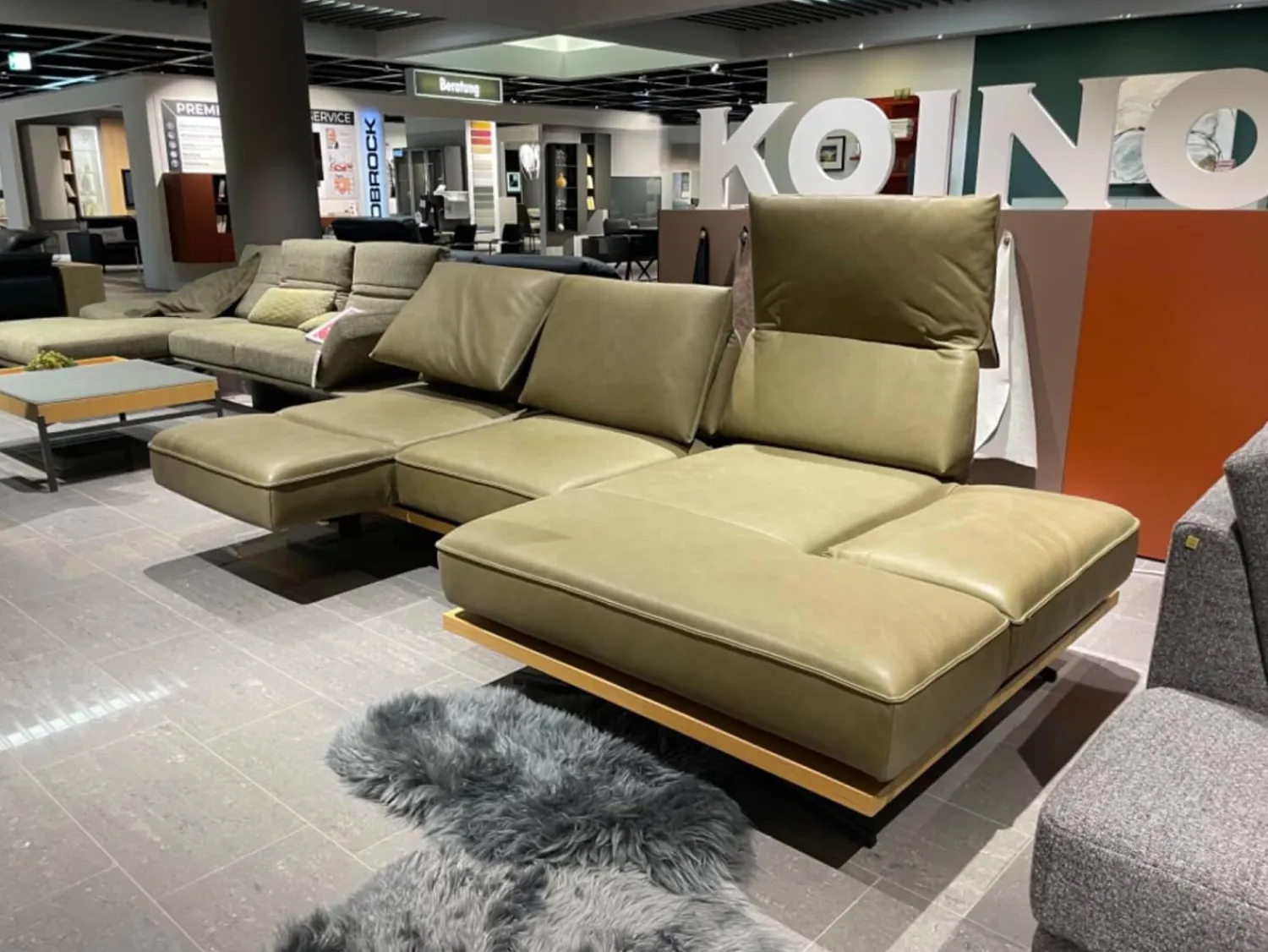 Koinor Ecksofas|Ecksofa Phoenix Leder B Toro Cactus Grün Plateau Wildeiche Furniert Gestell Aluminium Schwertkufe