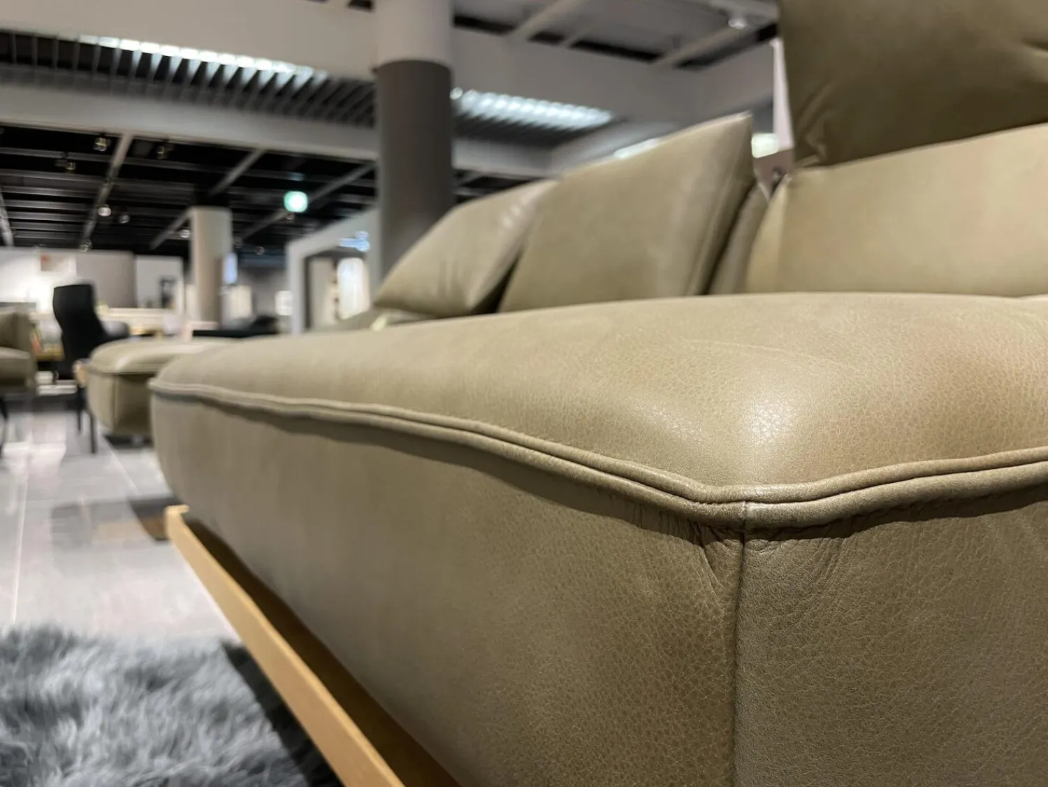 Koinor Ecksofas|Ecksofa Phoenix Leder B Toro Cactus Grün Plateau Wildeiche Furniert Gestell Aluminium Schwertkufe