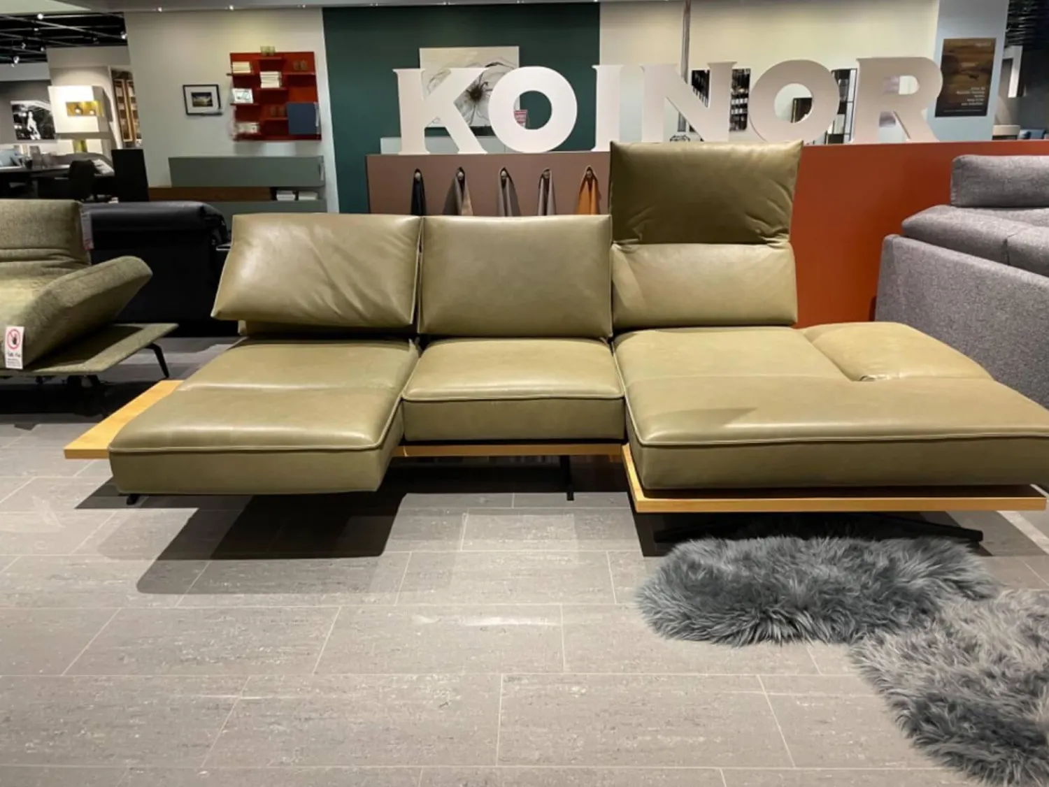 Koinor Ecksofas|Ecksofa Phoenix Leder B Toro Cactus Grün Plateau Wildeiche Furniert Gestell Aluminium Schwertkufe