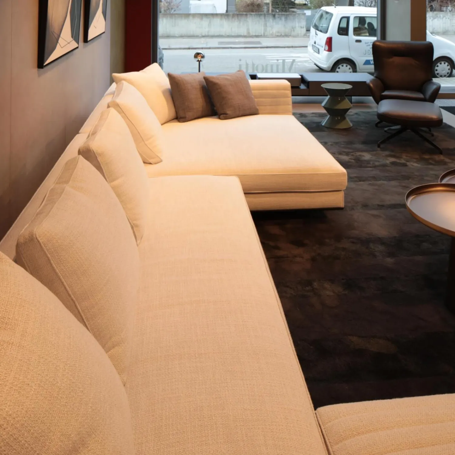 Minotti Ecksofas|Ecksofa Roger Suite Spring Stoff Natte 01 Bianco Beige Mit Kissen und Ablage aus Palisander