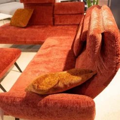 Comfort Republic Ecksofas|Ecksofa Valentina Inklusive Hocker Bezug Fusion 36 Farbton Carmine Rot Fuß Metall MR1 Schwarz Mit Kissen