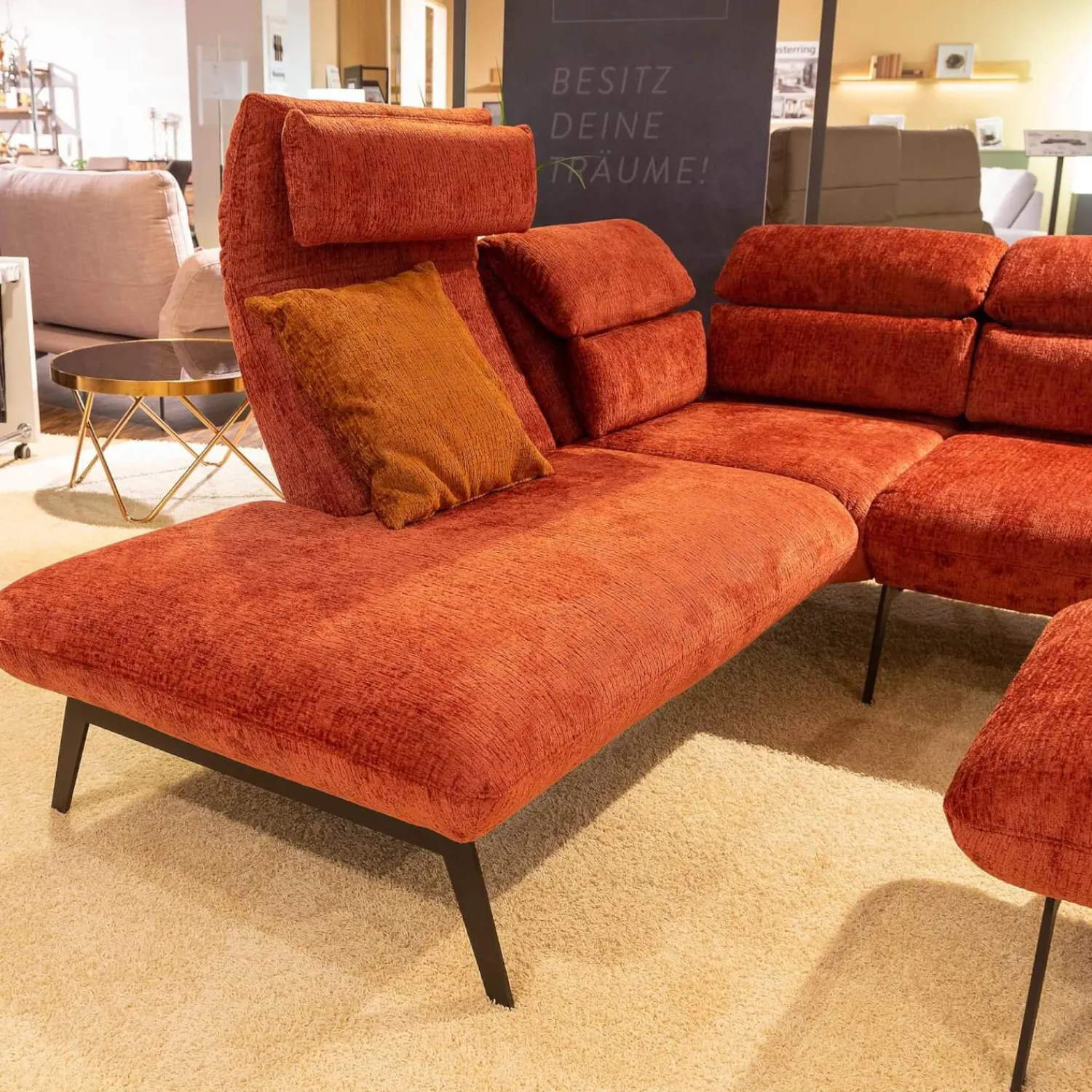 Comfort Republic Ecksofas|Ecksofa Valentina Inklusive Hocker Bezug Fusion 36 Farbton Carmine Rot Fuß Metall MR1 Schwarz Mit Kissen