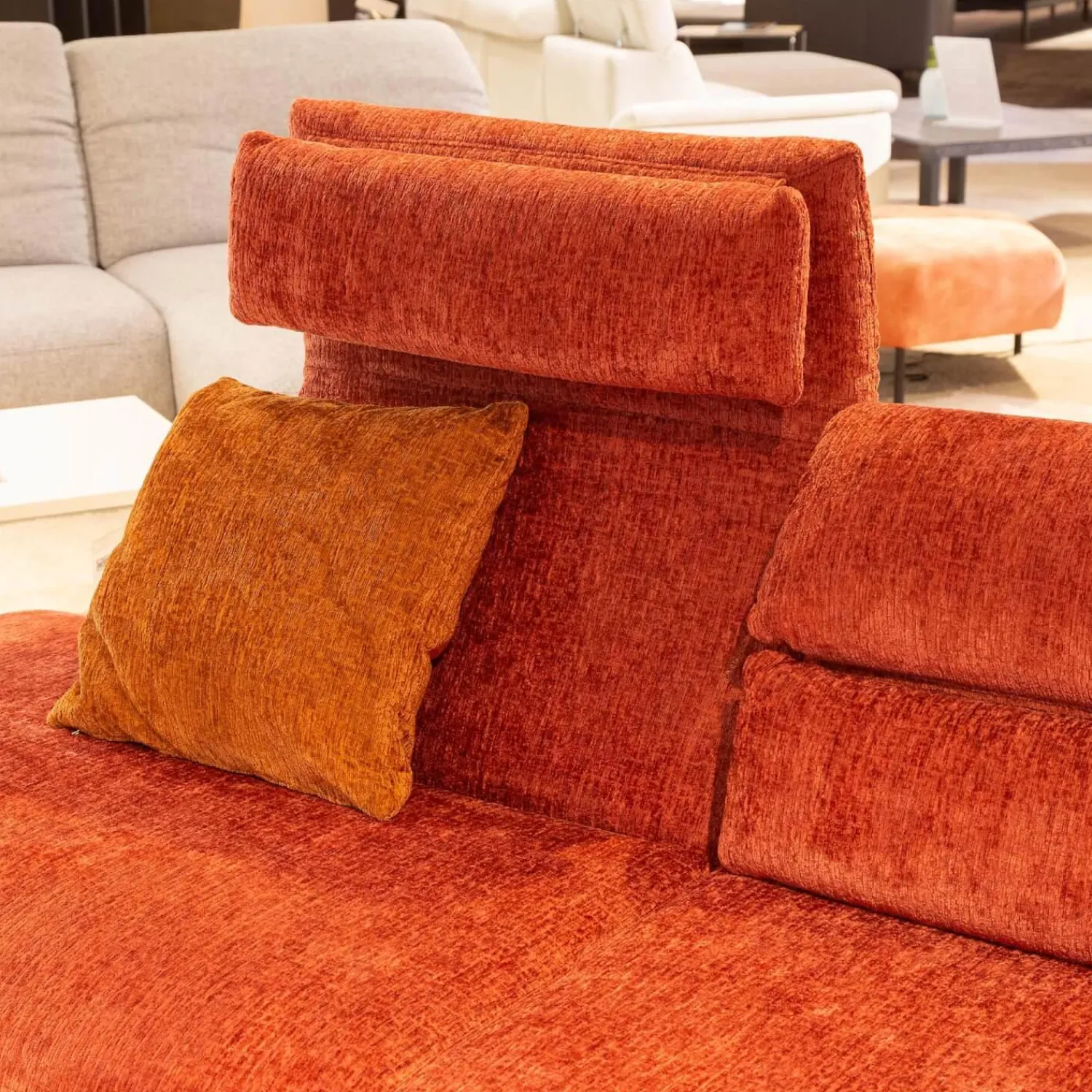 Comfort Republic Ecksofas|Ecksofa Valentina Inklusive Hocker Bezug Fusion 36 Farbton Carmine Rot Fuß Metall MR1 Schwarz Mit Kissen