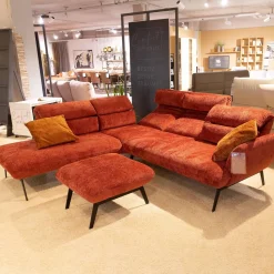 Comfort Republic Ecksofas|Ecksofa Valentina Inklusive Hocker Bezug Fusion 36 Farbton Carmine Rot Fuß Metall MR1 Schwarz Mit Kissen