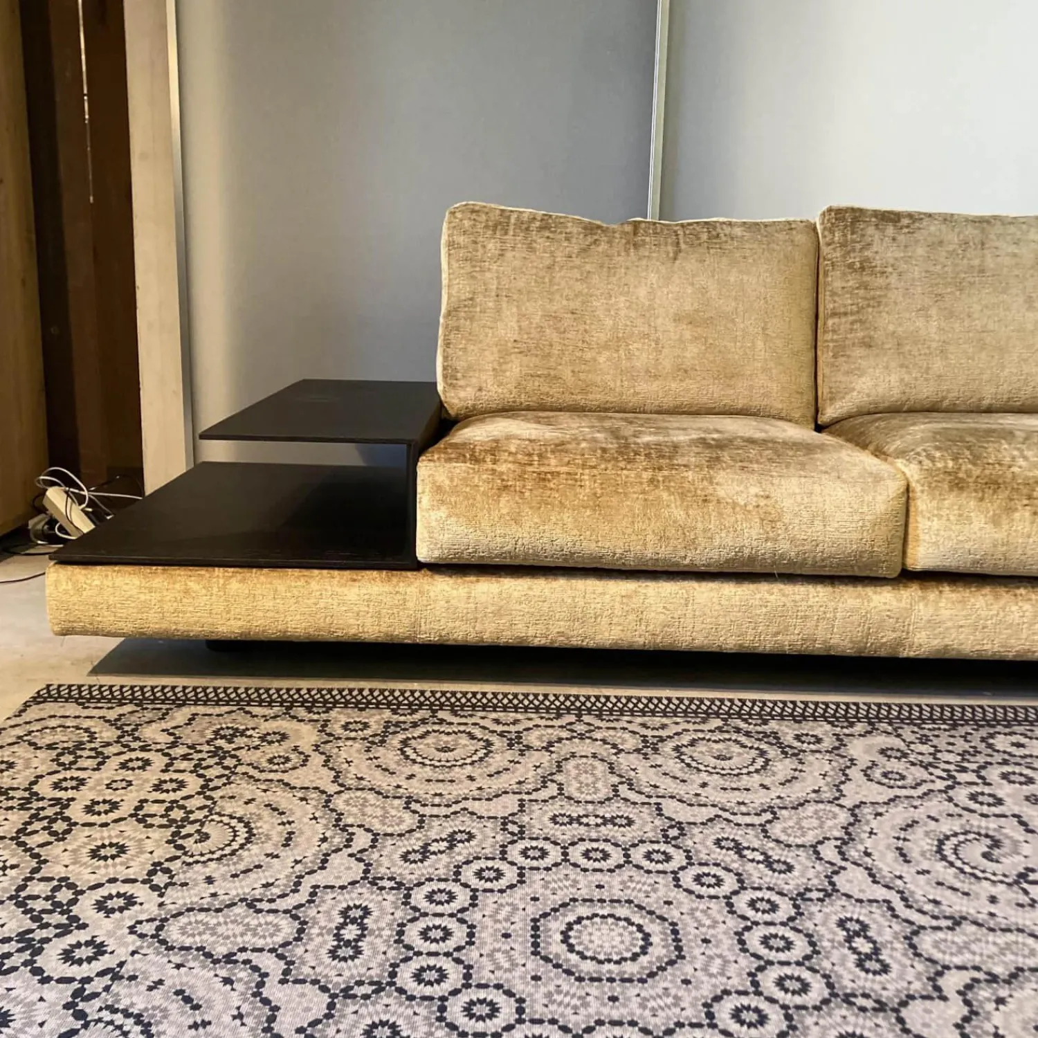 Violetta Ecksofas|Ecksofa Vita 9 Stoff 30 Gingerbread mit Kissen und integrierten Ablagen