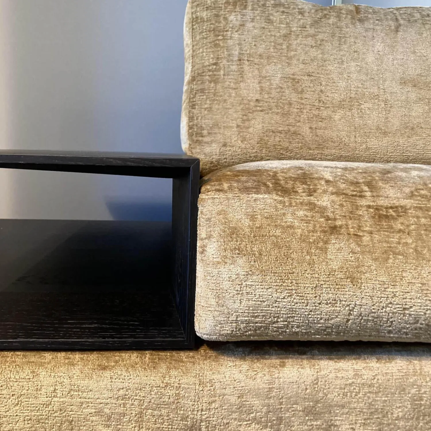 Violetta Ecksofas|Ecksofa Vita 9 Stoff 30 Gingerbread mit Kissen und integrierten Ablagen