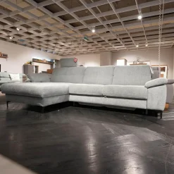 Carina Ecksofas|Ecksofa Viva 246 Stoff Famous Frost Grey Grau Metallfuß 865 Schwarz Matt Inklusive Kopfstütze