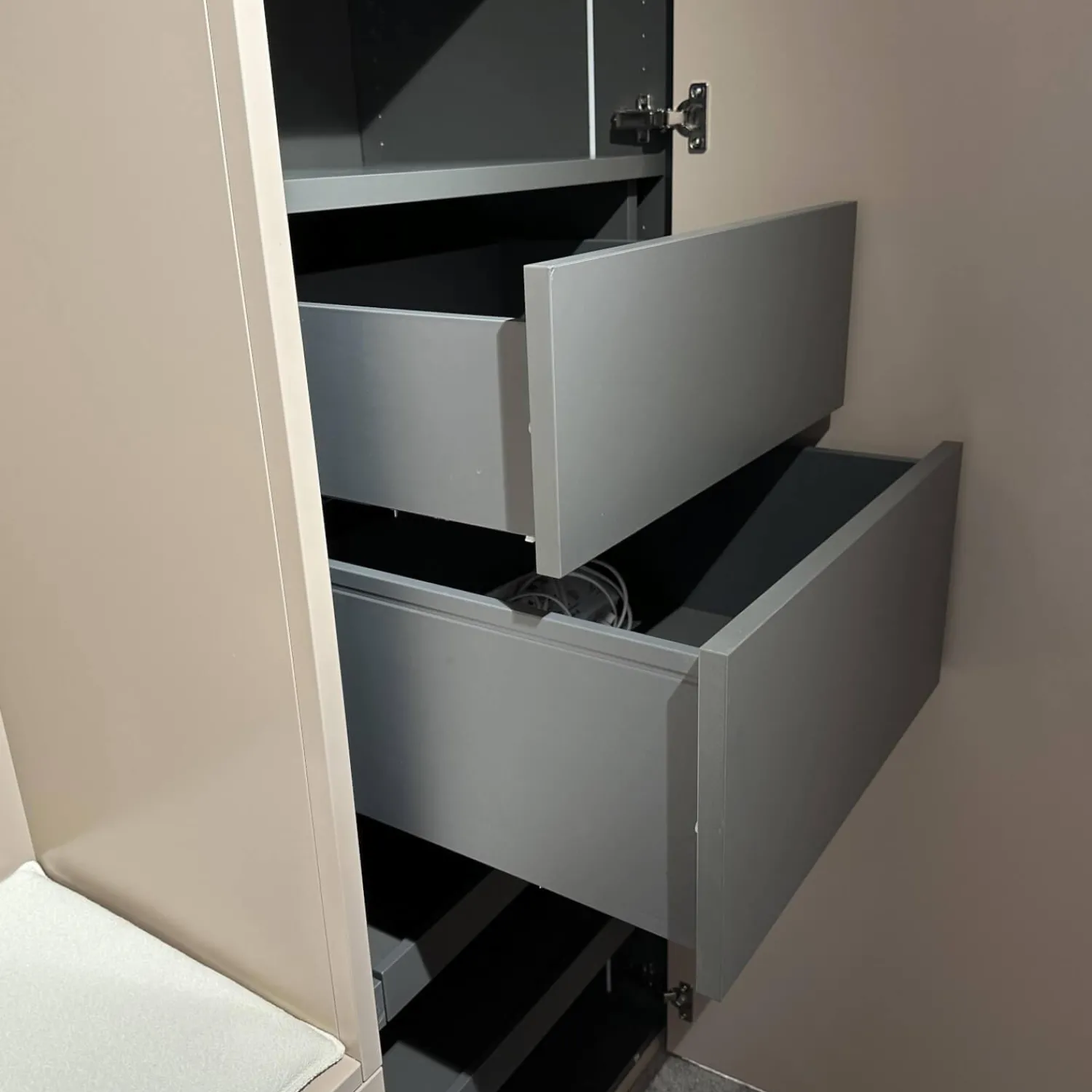 Schönbuch Kleiderschränke|Einbauschrank Cabin Lack Basis Matt Rosenholz Innen Melamin Dunkelgrau