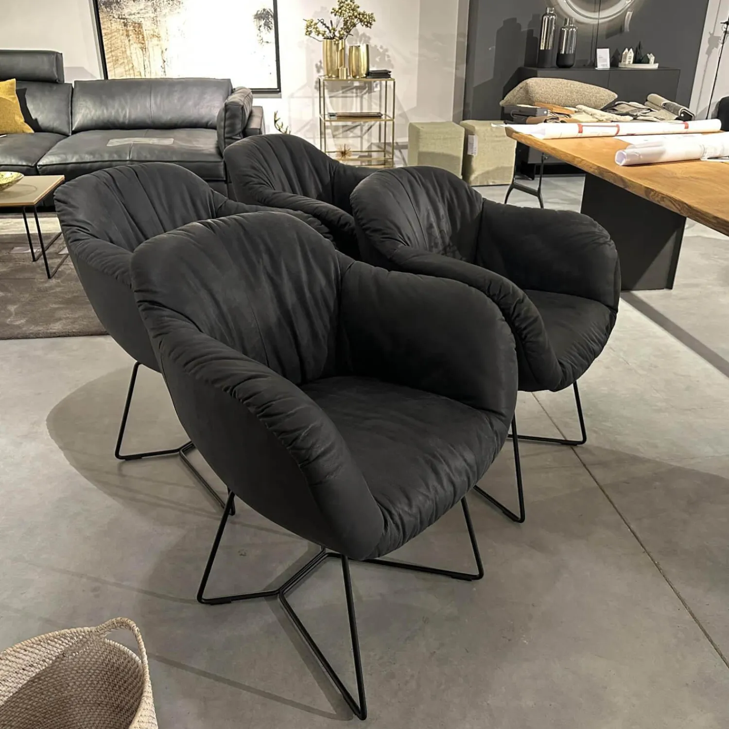 Contur Stuhlsets|4er Set Armlehnenstuhl Sevano Leder Miura 51 Anthrazit Gestell Metall Schwarz Pulverbeschichtet