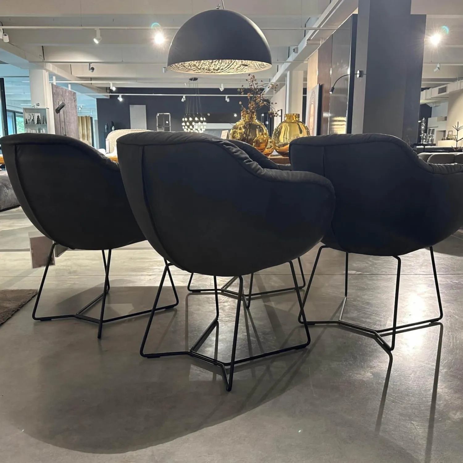 Contur Stuhlsets|4er Set Armlehnenstuhl Sevano Leder Miura 51 Anthrazit Gestell Metall Schwarz Pulverbeschichtet