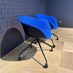 Arper Stuhlsets|2-er Set Armlehnsessel Duna 02 4217 Stoff Jet Fidvi Blau Gestell Aluminium Schwarz Lackiert Spinnenfuß Mit Selbstbremsenden Rollen