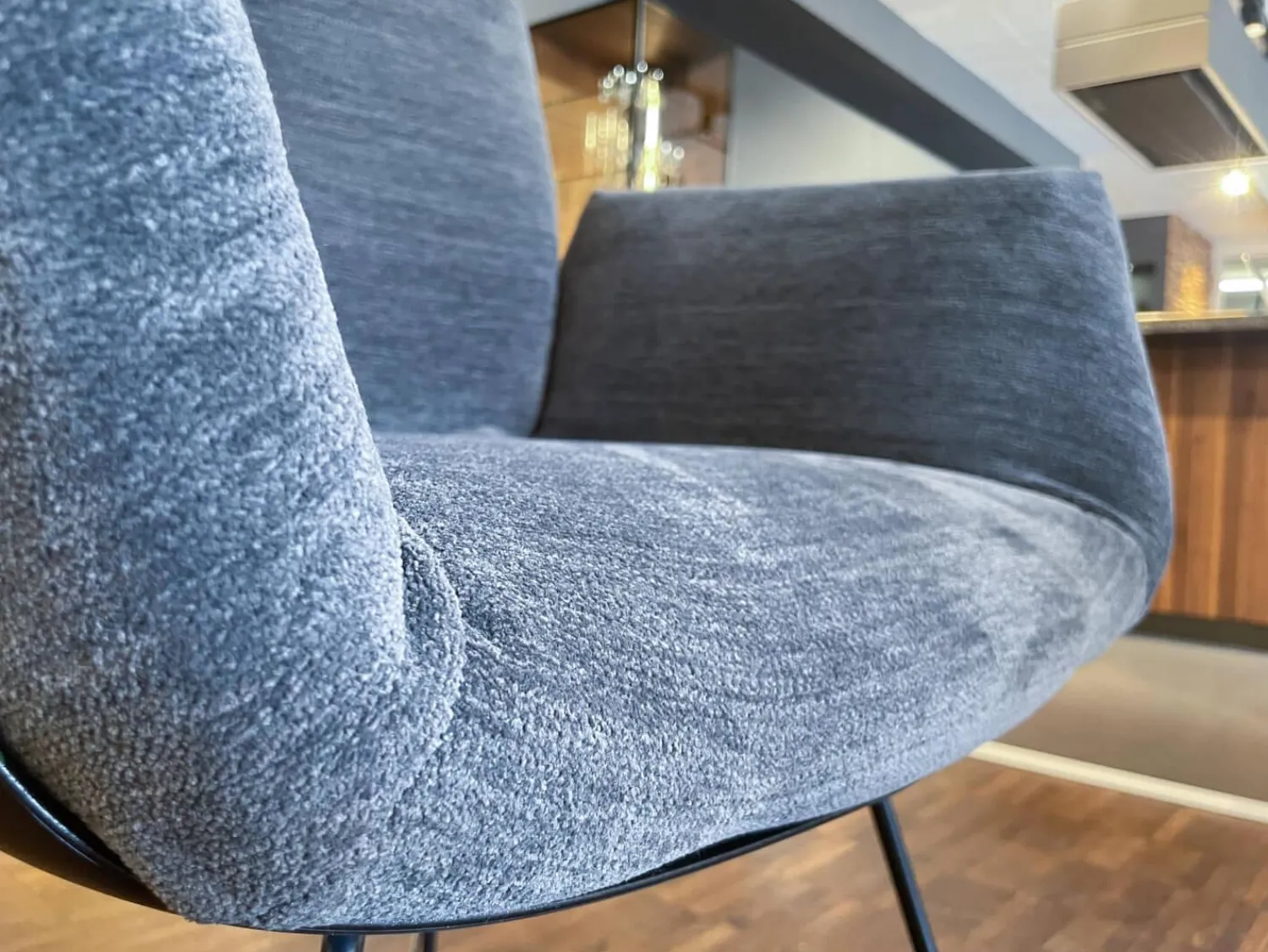 COR Stuhlsets|4er Set Armlehnstuhl Alvo Schale Schwarz Stoff 8145 Dunkelgrau Drahtgestell 4 Fuß Schwarz