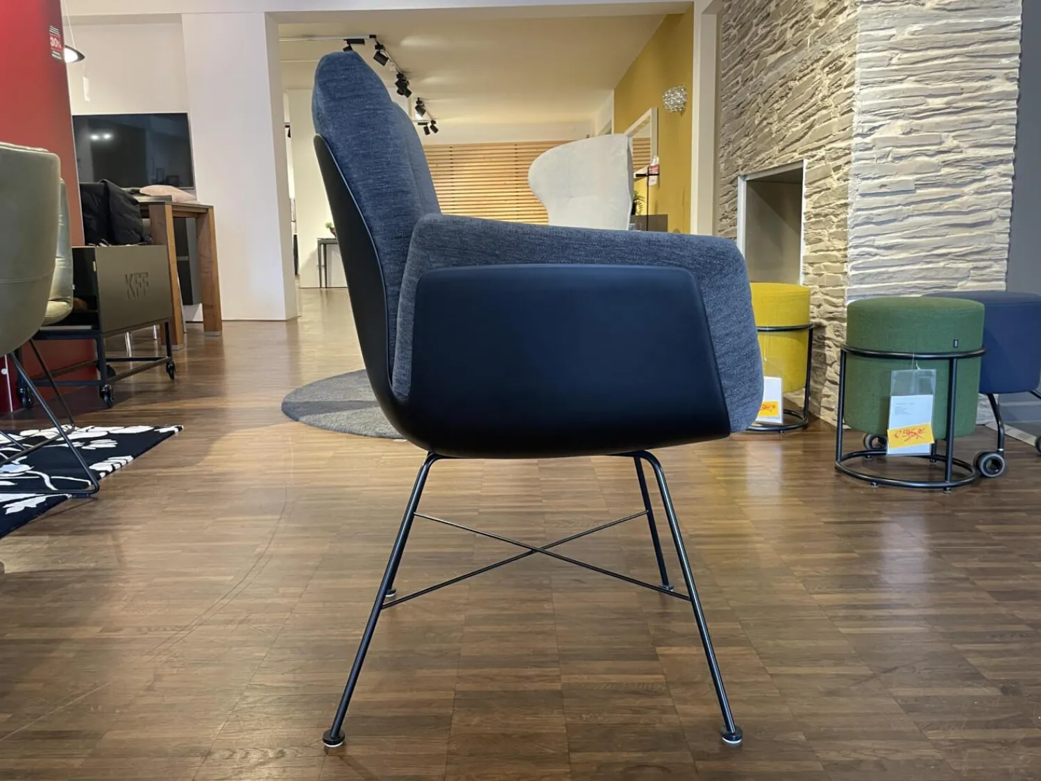 COR Stuhlsets|4er Set Armlehnstuhl Alvo Schale Schwarz Stoff 8145 Dunkelgrau Drahtgestell 4 Fuß Schwarz