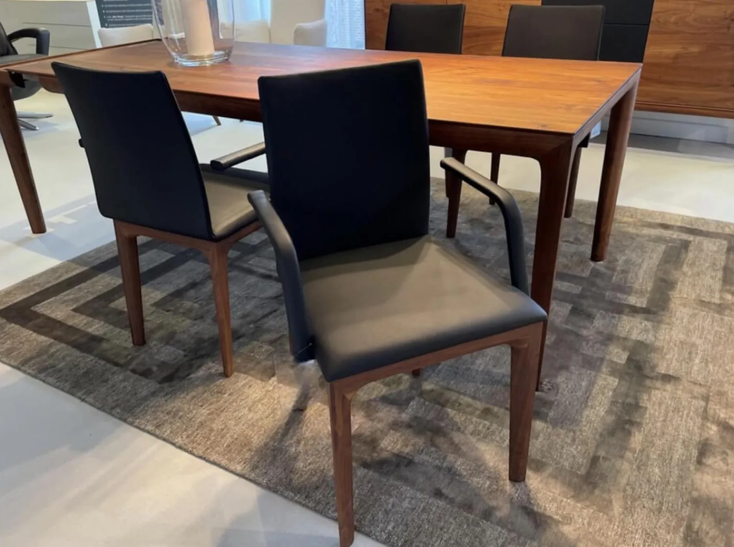 Scholtissek Stuhlsets|4er Set Armlehnstuhl Fira Leder Genua Schwarz Gestell Nussbaum Massiv Natur Geölt