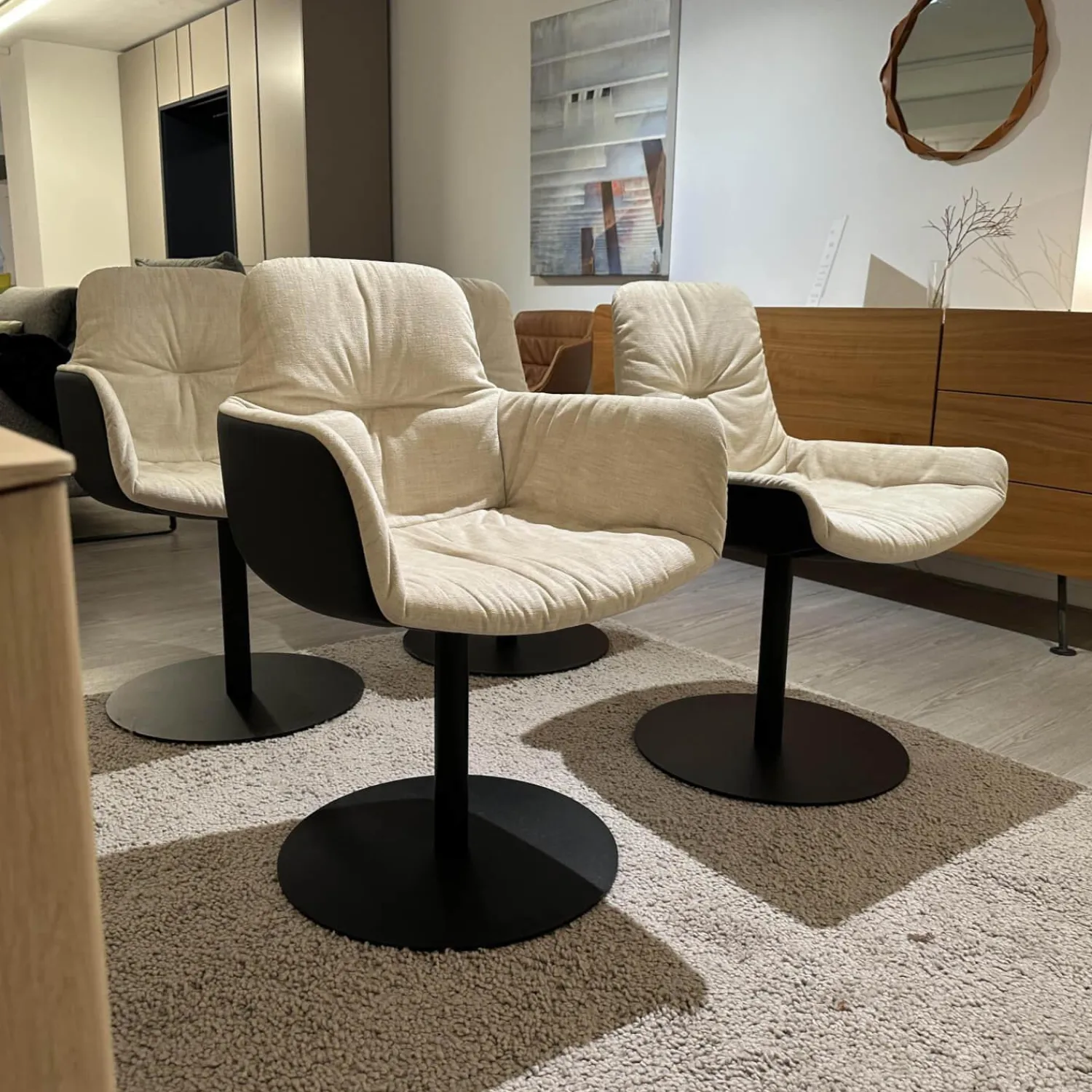 Freifrau Stuhlsets|4er Set Armlehnstuhl Leya Innen Stoff Maple 212 Beige Außen Leder Orient 20001 Ebony Schwarz Gestell Metall Schwarz Pulverbeschichtet