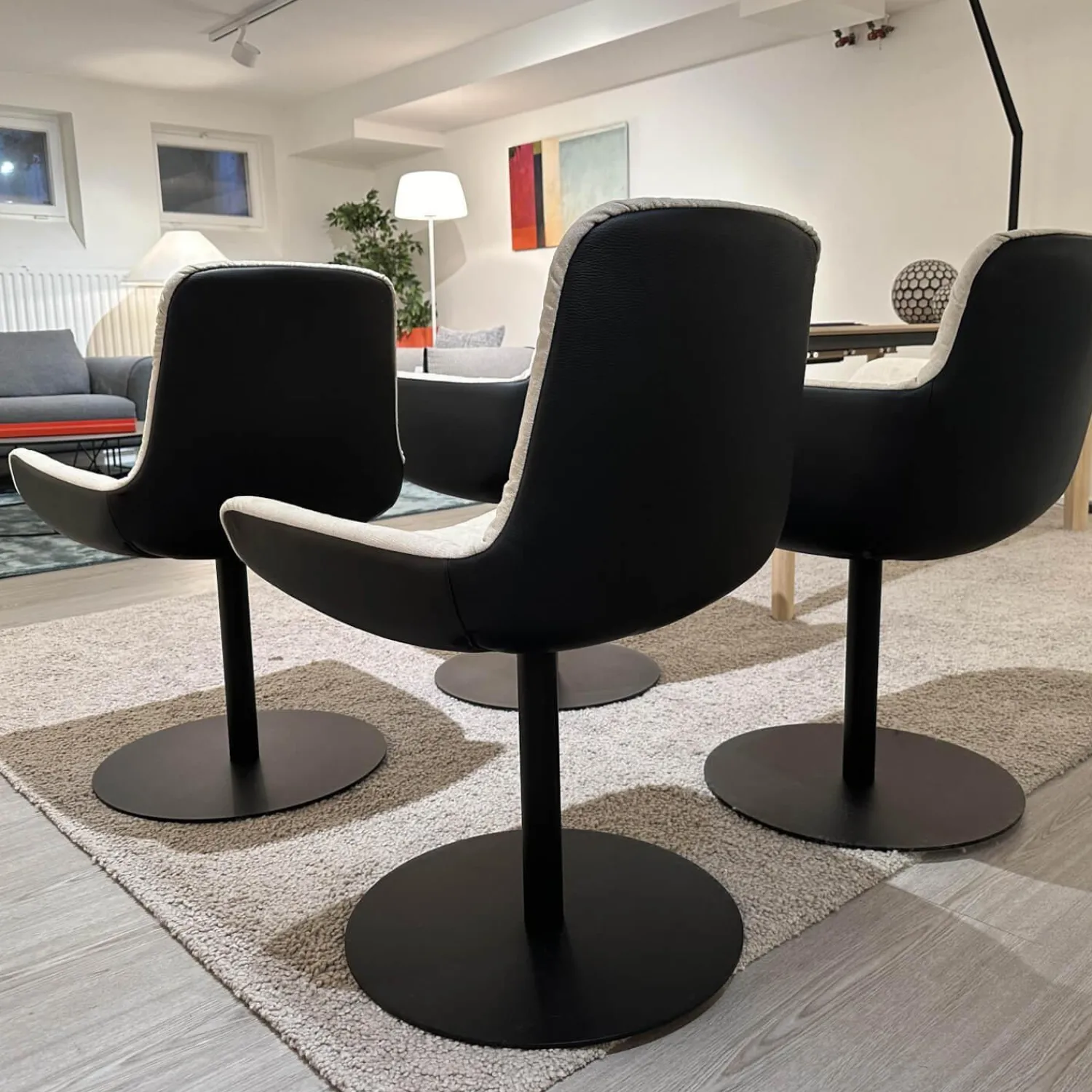 Freifrau Stuhlsets|4er Set Armlehnstuhl Leya Innen Stoff Maple 212 Beige Außen Leder Orient 20001 Ebony Schwarz Gestell Metall Schwarz Pulverbeschichtet