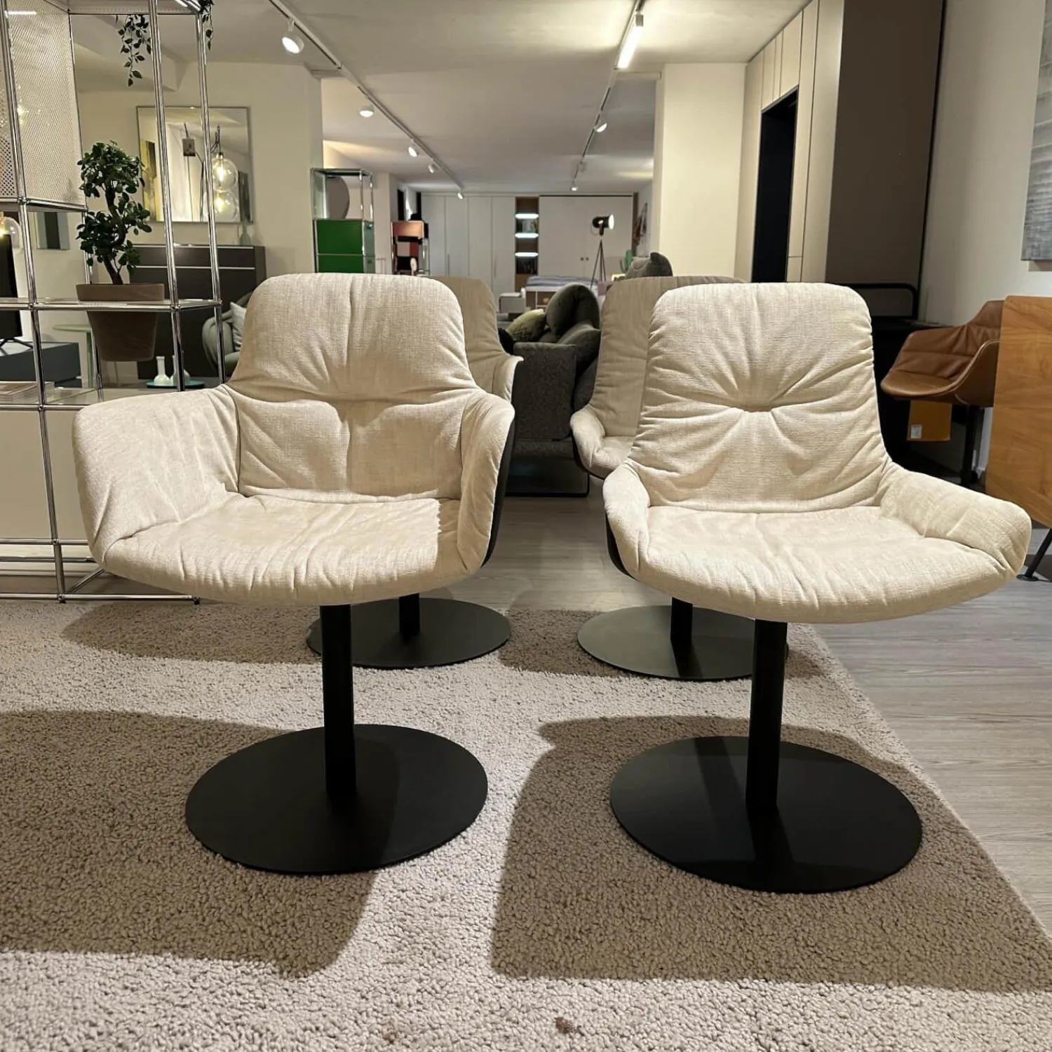 Freifrau Stuhlsets|4er Set Armlehnstuhl Leya Innen Stoff Maple 212 Beige Außen Leder Orient 20001 Ebony Schwarz Gestell Metall Schwarz Pulverbeschichtet