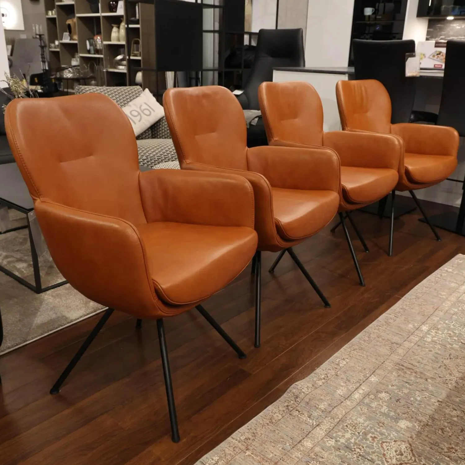 Gealux Stuhlsets|4er Set Armlehnstuhl Madison Leder Polo 10 93 Braun Drehgestell Metall Schwarz Inklusive Filzgleiter