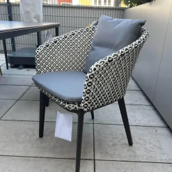 DEDON Essgruppen|4er Set Armlehnstuhl MBrace Rücken Fasergeflecht Pepper Weiß Schwarz Gestell Aluminium Schwarz Mit Sitzkissen