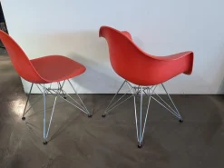 Vitra Stuhlsets|2er Set Eames Plastic Sidechair Und Armchair Sitzschale Kunststoff Oxidrot Rot Gestell Metall Verchromt