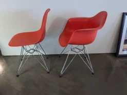 Vitra Stuhlsets|2er Set Eames Plastic Sidechair Und Armchair Sitzschale Kunststoff Oxidrot Rot Gestell Metall Verchromt