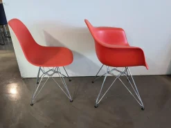 Vitra Stuhlsets|2er Set Eames Plastic Sidechair Und Armchair Sitzschale Kunststoff Oxidrot Rot Gestell Metall Verchromt
