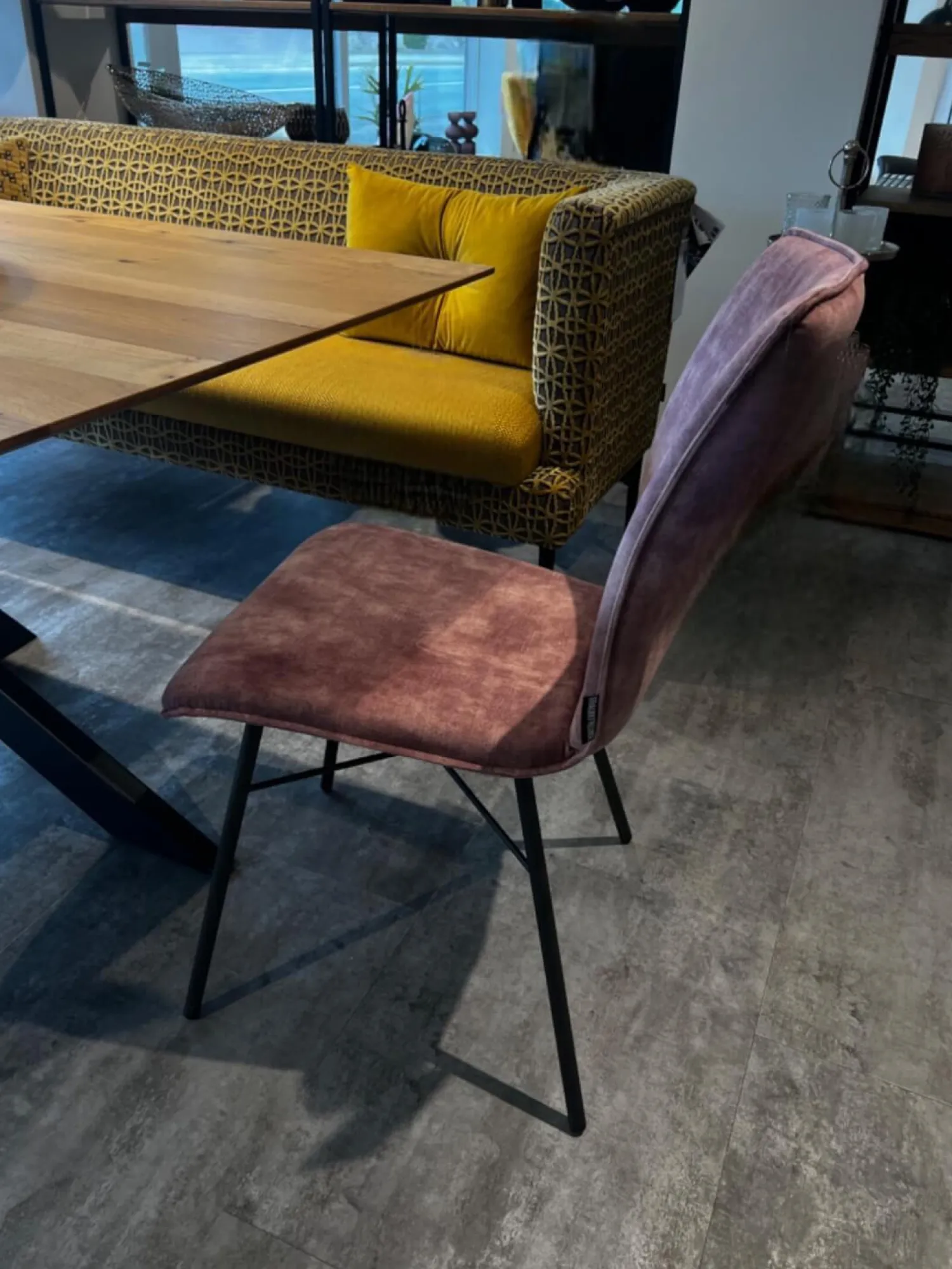 Raum.Freunde Stuhlsets|4er Set Esszimmerstuhl Yanis Stoff Adore 200 Pale Rosa Rot Gestell Anthrazit Schwarz