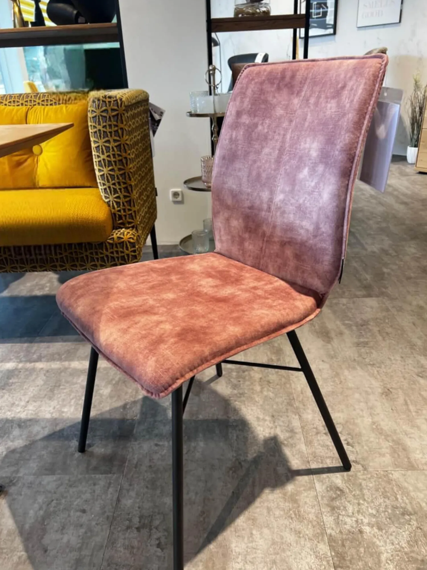 Raum.Freunde Stuhlsets|4er Set Esszimmerstuhl Yanis Stoff Adore 200 Pale Rosa Rot Gestell Anthrazit Schwarz