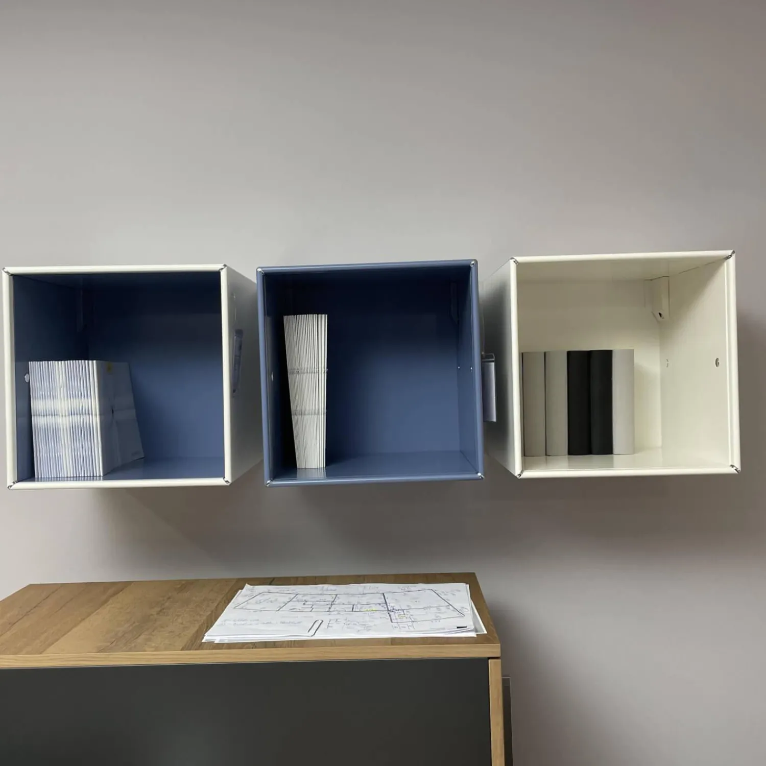 Mauser Regale|3er Set Offenes Hängeelement Aus Element X Ausführung RAL 9010 Reinweiß Und RAL 5014 Taubenblau