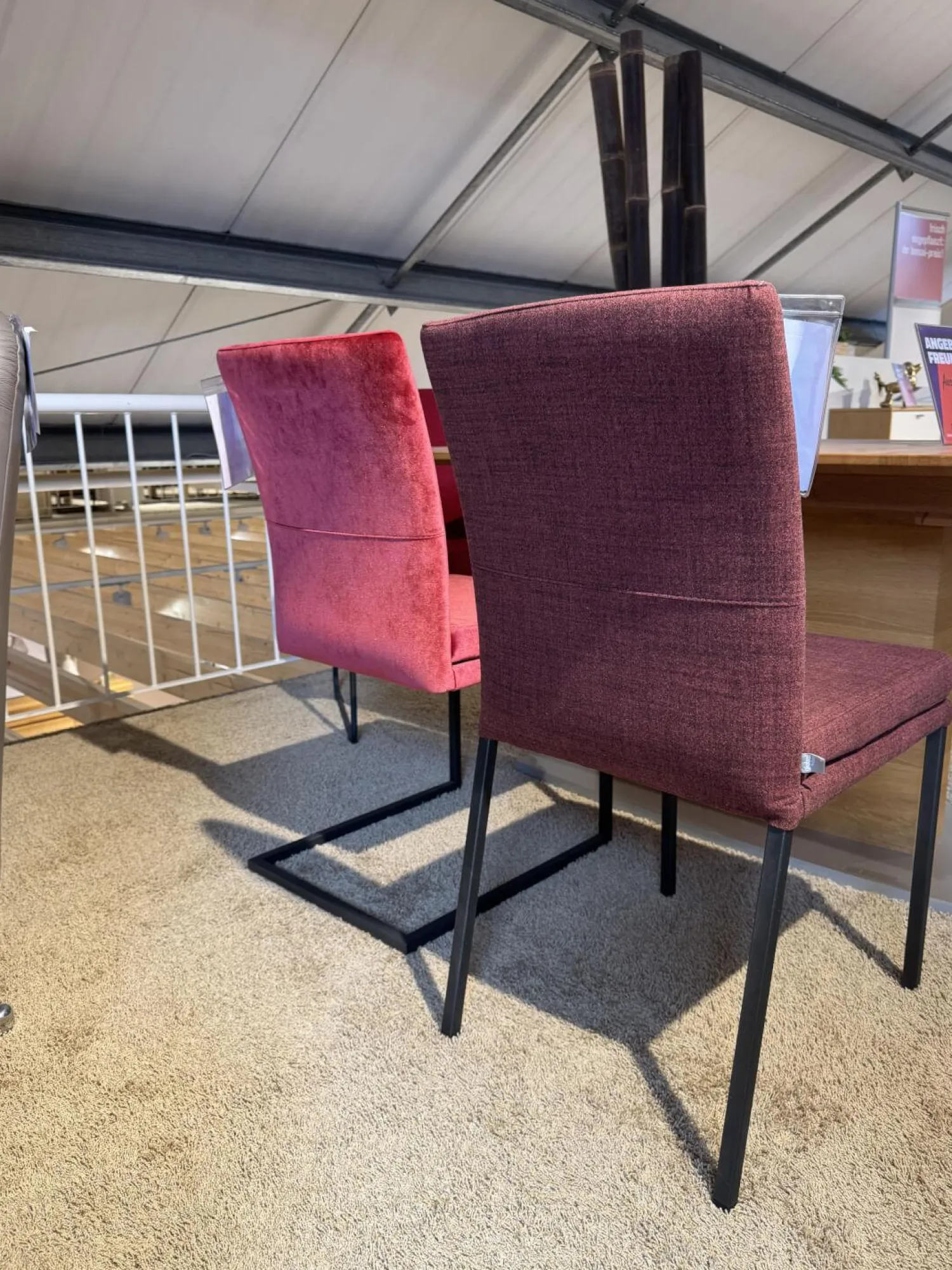 Global Stuhlsets|6er Set Saragossa Stoff Rot Verschiedene Farbtöne Gestell 2x Freischwinger Metall Schwarz Pulverbeschichtet 2x 4 Fuß Metall Schwarz Pulverbeschichtet Und 2x Kufen Metall Schwarz Pulverbschichtetet