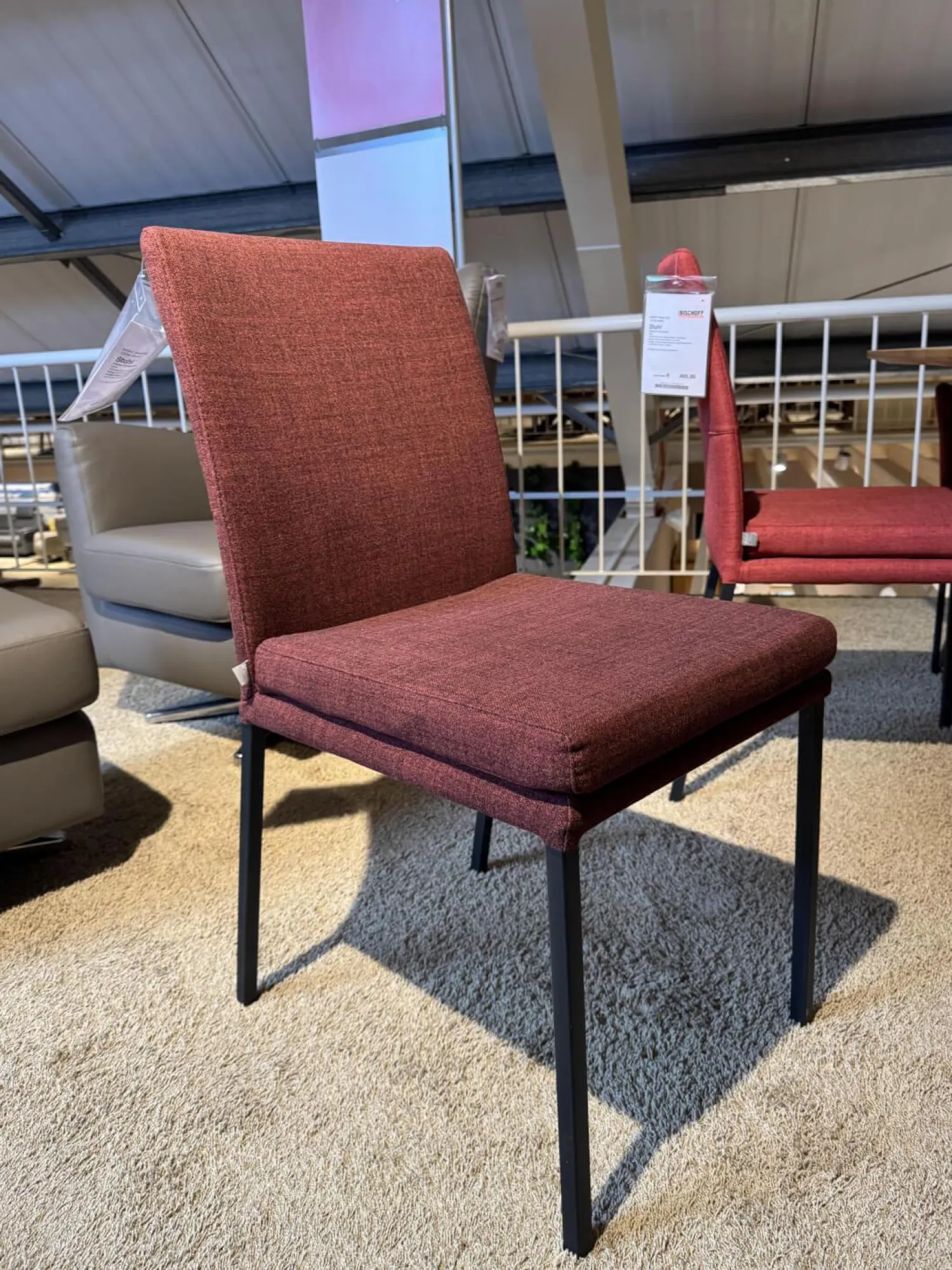 Global Stuhlsets|6er Set Saragossa Stoff Rot Verschiedene Farbtöne Gestell 2x Freischwinger Metall Schwarz Pulverbeschichtet 2x 4 Fuß Metall Schwarz Pulverbeschichtet Und 2x Kufen Metall Schwarz Pulverbschichtetet