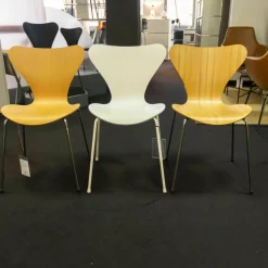 Fritz Hansen Stuhlsets|3-er Set Serie 7 Eiche Natur Ulme Natur Und Esche Weiß Gefärbt Stapelbar