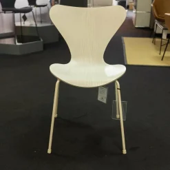 Fritz Hansen Stuhlsets|3-er Set Serie 7 Eiche Natur Ulme Natur Und Esche Weiß Gefärbt Stapelbar