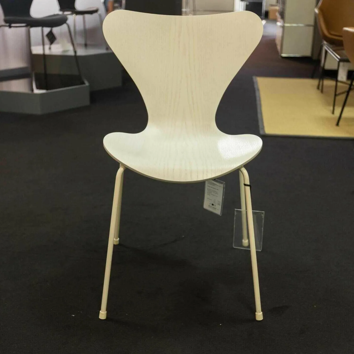 Fritz Hansen Stuhlsets|3-er Set Serie 7 Eiche Natur Ulme Natur Und Esche Weiß Gefärbt Stapelbar