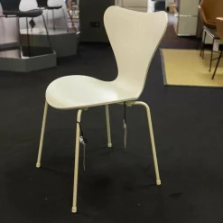 Fritz Hansen Stuhlsets|3-er Set Serie 7 Eiche Natur Ulme Natur Und Esche Weiß Gefärbt Stapelbar