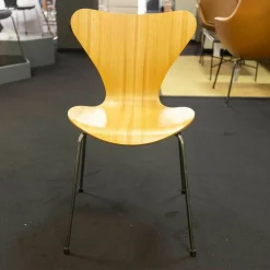 Fritz Hansen Stuhlsets|3-er Set Serie 7 Eiche Natur Ulme Natur Und Esche Weiß Gefärbt Stapelbar