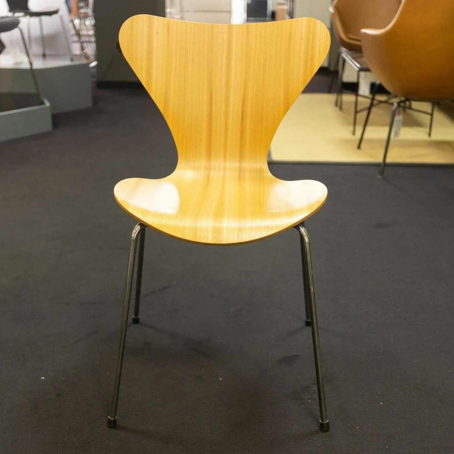 Fritz Hansen Stuhlsets|3-er Set Serie 7 Eiche Natur Ulme Natur Und Esche Weiß Gefärbt Stapelbar