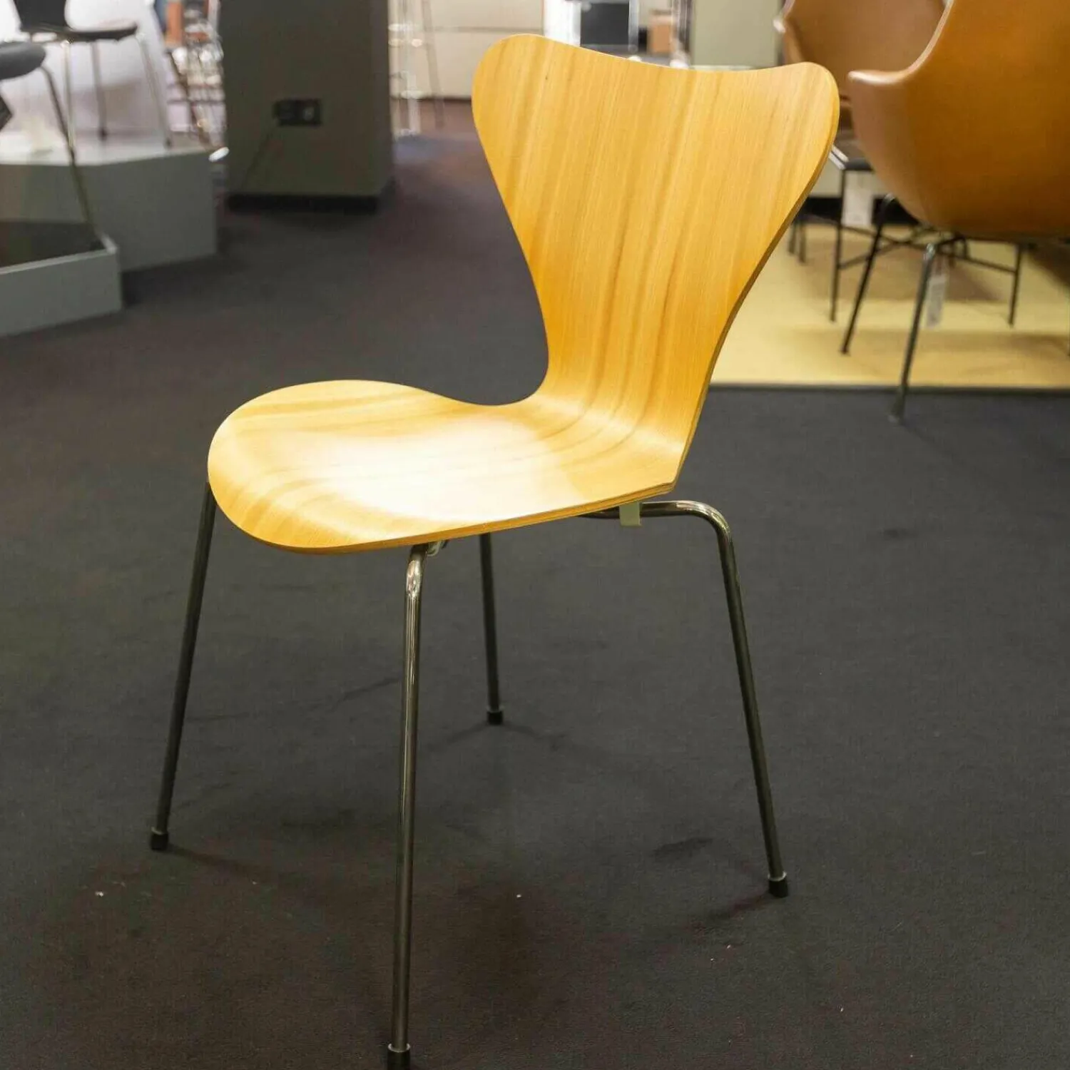 Fritz Hansen Stuhlsets|3-er Set Serie 7 Eiche Natur Ulme Natur Und Esche Weiß Gefärbt Stapelbar