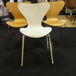 Fritz Hansen Stuhlsets|3-er Set Serie 7 Eiche Natur Ulme Natur Und Esche Weiß Gefärbt Stapelbar