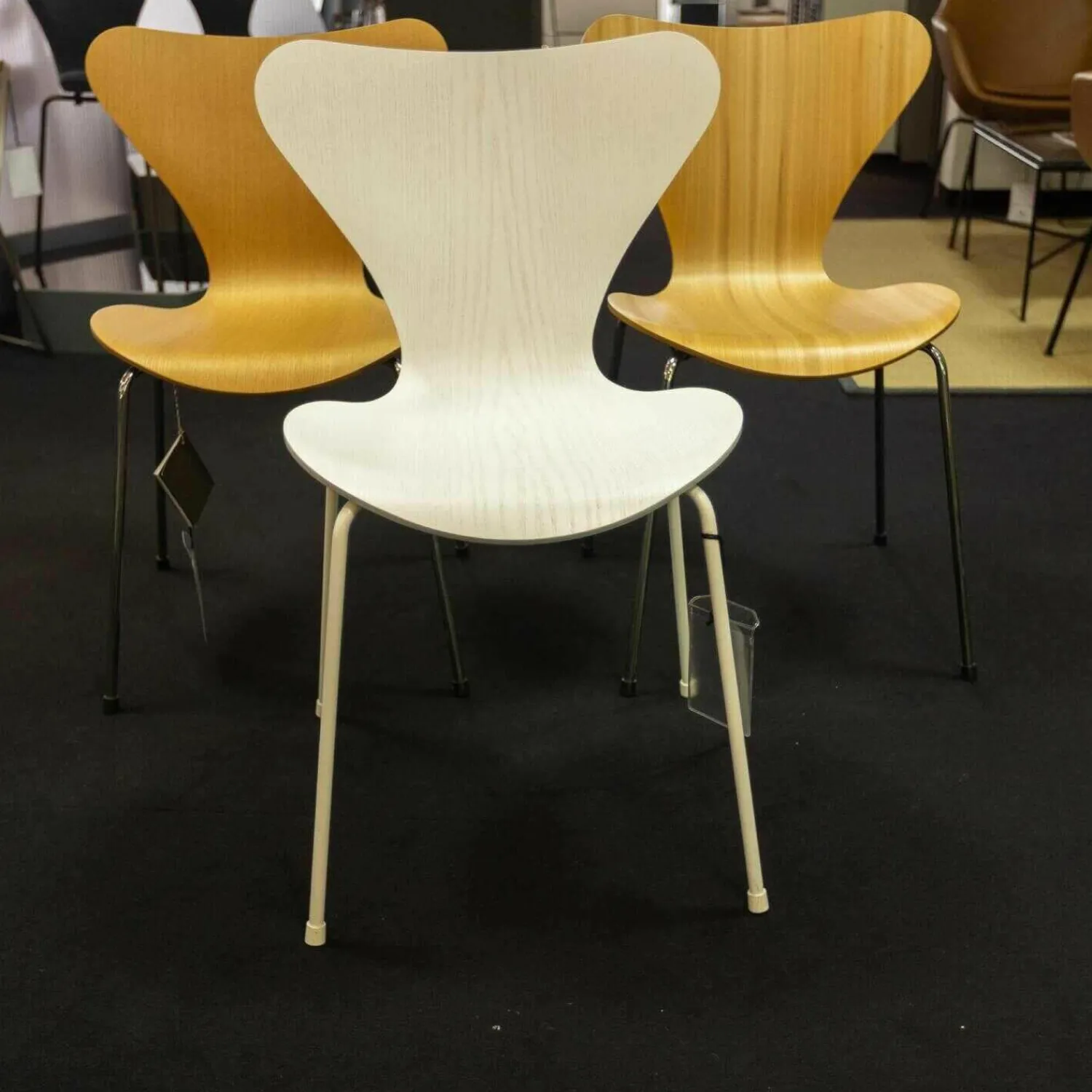 Fritz Hansen Stuhlsets|3-er Set Serie 7 Eiche Natur Ulme Natur Und Esche Weiß Gefärbt Stapelbar