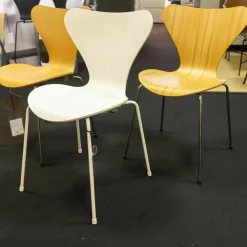 Fritz Hansen Stuhlsets|3-er Set Serie 7 Eiche Natur Ulme Natur Und Esche Weiß Gefärbt Stapelbar