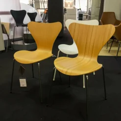 Fritz Hansen Stuhlsets|3-er Set Serie 7 Eiche Natur Ulme Natur Und Esche Weiß Gefärbt Stapelbar