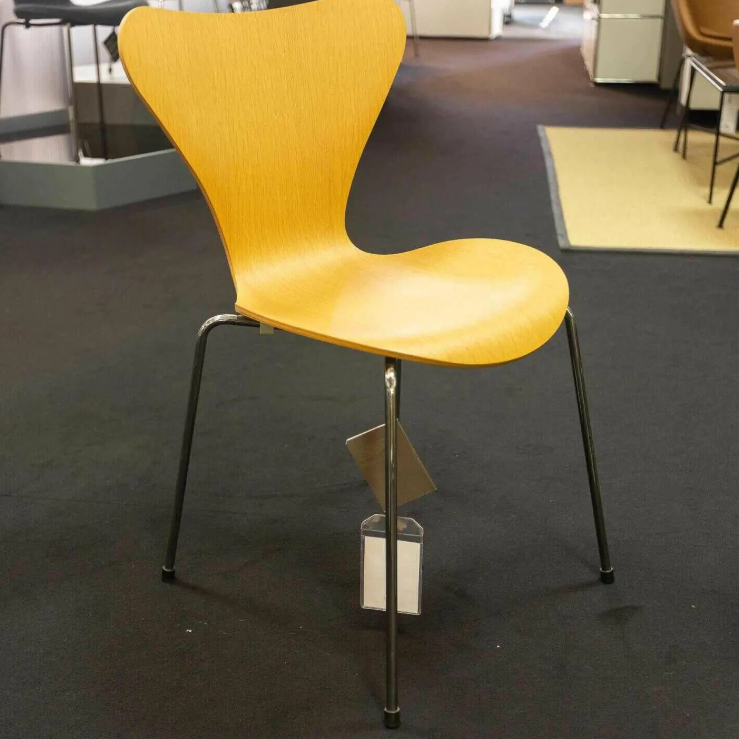 Fritz Hansen Stuhlsets|3-er Set Serie 7 Eiche Natur Ulme Natur Und Esche Weiß Gefärbt Stapelbar