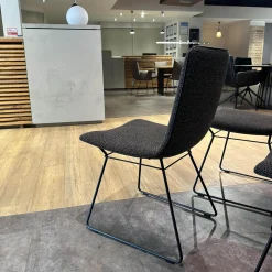 Freifrau Stuhlsets|4er Set Stuhl Amelie Stoff Sahco Safire 0002 Grau Schwarz Drahtgestell Tiefschwarz