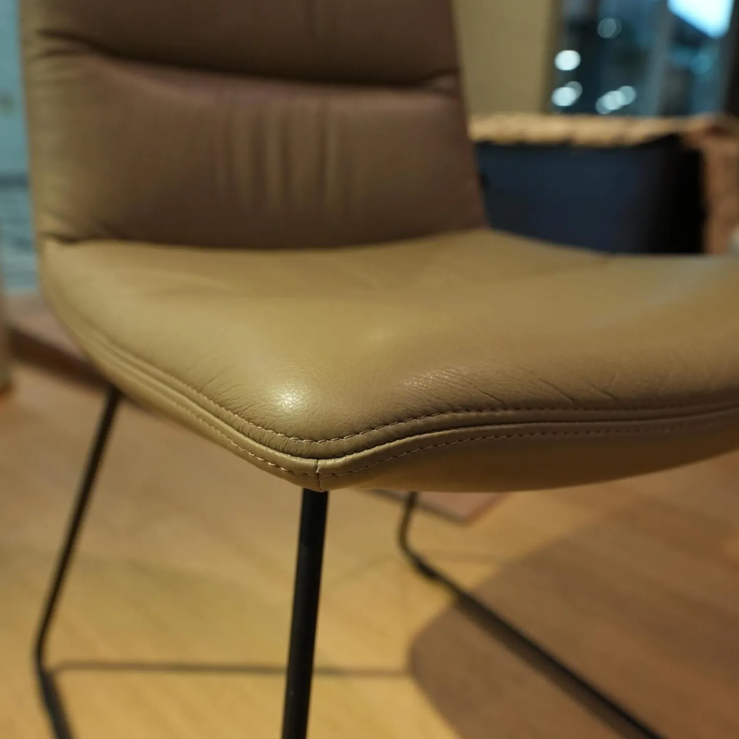 KFF Stuhlsets|2er Set Stuhl Arva Light Leder Sauvage Schlammgrau 8103 Braun Grau Drahtkufengestell Struktur Schwarz M02