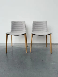 Arper Stuhlsets|2er Set Stuhl Catifa 46 Stoff Kvadrat Steellcut Trio 105 Grau Gestell Eiche Natur L22