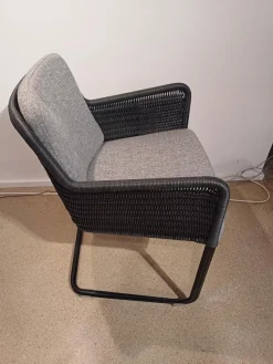 Tecta Stuhlsets|4er Set Stuhl D43 Armlehner Stoff Hallingdal Fb 130 Anthrazit Geflecht Anthrazit Gestell Schwarz Pulverbeschichtet